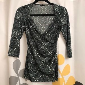 ❣️MAURICES PRINTED RUNCH WRAP TOP❣️